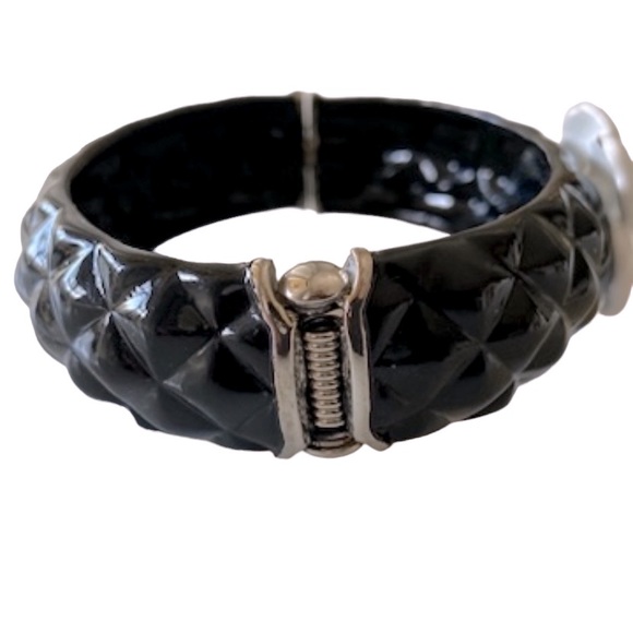 BLACK ENAMEL BANGLE BRACELET W/ A WHITE ENAMEL FLOWER & CZS - Picture 9 of 16